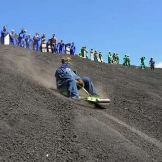Persona haciendo volcano boarding (sandboarding) en el Volcán Cerro Negro, León Nicaragua.