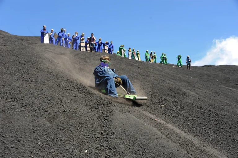 Persona haciendo volcano boarding (sandboarding) en el Volcán Cerro Negro, León Nicaragua.