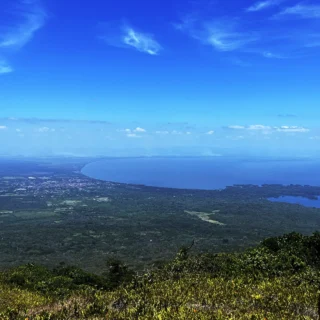 Vista panorámica de las Isletas de Granada y el Lago de Nicaragua desde un mirador en el Volcán Mombacho.