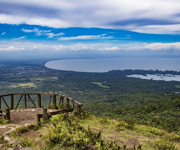 Vista panorámica de las Isletas de Granada y el Lago de Nicaragua desde un mirador en el Volcán Mombacho.