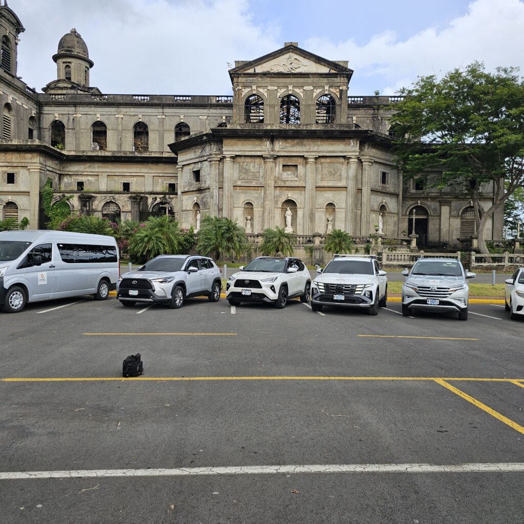 Transporte ejecutivo en un vehículo sedán de Infinity Travels en Managua, Nicaragua.