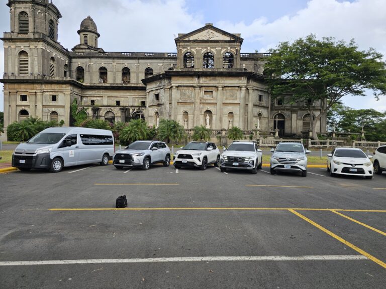 Transporte ejecutivo en un vehículo sedán de Infinity Travels en Managua, Nicaragua.