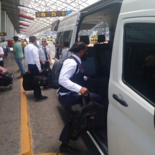 Vagoneta de transporte privado de Infinity Travels lista para un traslado desde el Aeropuerto de Managua.